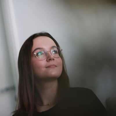 Sonja Tarvainen katsoo oikealle ylös. 