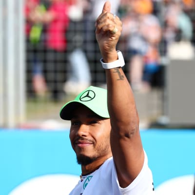 Lewis Hamilton visar tummen.