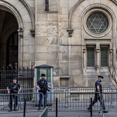 Ranskalaiset poliisit vartioivat "Grande Synagogue des Victoiresin" edessä Pariisissa 9. lokakuuta 2023.