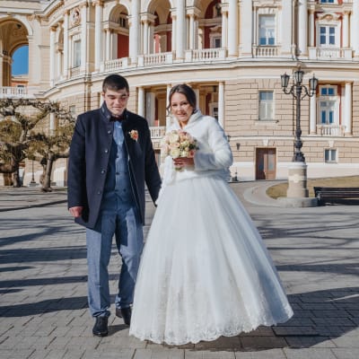 Igor ja Tatiana viettivät hääpäivää ystävänpäivänä Odessan oopperatalon edessä.
