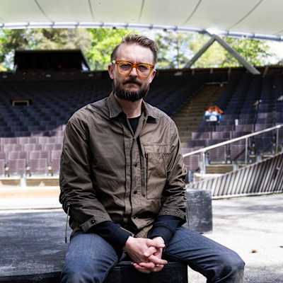 Ohjaaja Antti MIkkola Tuntemattoman sotilaan harjoituksissa Pyynikin kesäteatterissa.