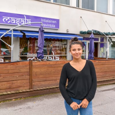  Lima Popal står utanför sin restaurang.