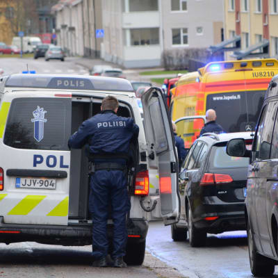 Polisen vid sin bil