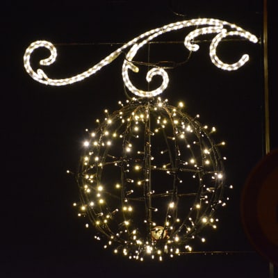 Dekorativ ljusboll på Gamla bron i Borgå