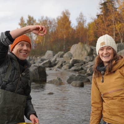 Nicke Aldén har hittat alger och han visar glatt upp sing fångst åt en glad Roosa Mikkola.