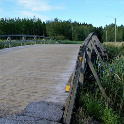 På bilden är en av broarna intill Svinö i Borgå.