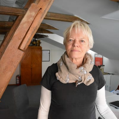 Ulla-Stina Engström bredvid en takstol.
