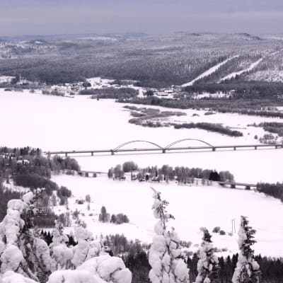 Vaaroja ja Ylitorniolla Tornionjoen yli kulkeva silta, joka vie Ruotsiin.