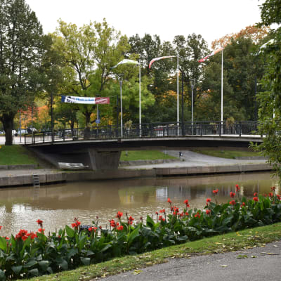 En bro över Uskela å inne i Salo stad
