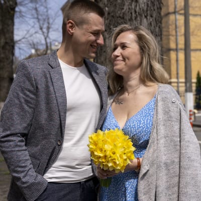 Aviopari Ruslan ja Jelena Rebrei eivät halunneet perua hääsuunnitelmiaan, vaikka tuli sota. “Ei elämää voi laittaa tauolle”, morsian sanoi.