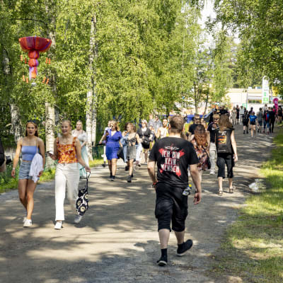 Festivaalivieraita pääsisäänkäynnillä Provinssissa Seinäjoella.