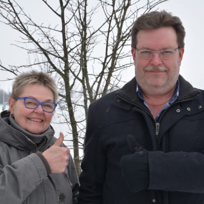 Kvinna och man som ger tummen upp och ser glada ut. 