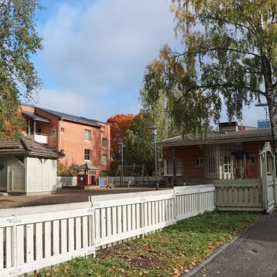 En bild på daghemmet Barnabos gård en solig höstdag. 