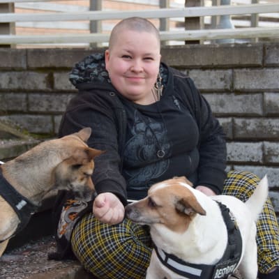 Anja Viljanen-Willén med sina två rescuehundar, som hon kallar dem. 