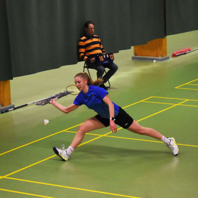 Pihla Mäkelä spelar badminton.