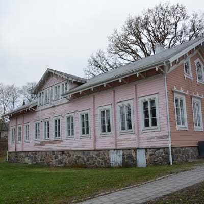 Baksidan av Gamla Kommunalstugan i Pargas.