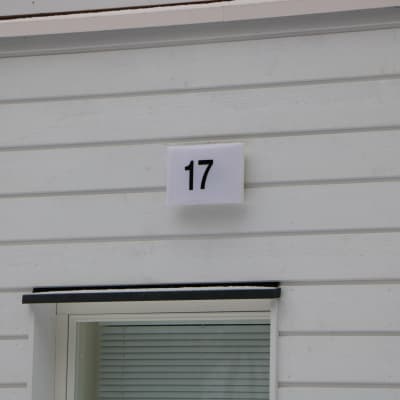 En husvägg med nummer 17.