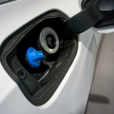 Tanklocket på en vit dieselbil.