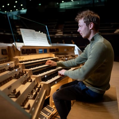 Organiststuderande Eerik Ohtamaa övar på Musikhusets nya orgel.