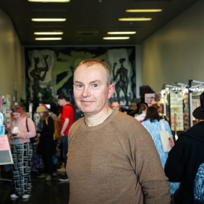 Marek Oziewicz oli luennoimassa Finnconn tapahtumassa. Marek Oziewicz on Minnesotan yliopiston lukutaitokoulutuksen sekä lasten- ja nuortenkirjallisuuden professori