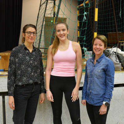 daniela sandell och gun hoikkala från folkhälsan står tillsammans med gymnasieleven jenny norkonvuo i st olofsskolans gymnastiksal