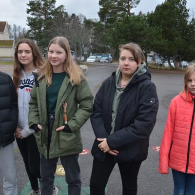 Ungdomar på skolgården i Korpo.