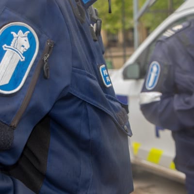 Närbild av två poliser