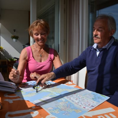 Millamaria och Peter Edén tittar på en karta.