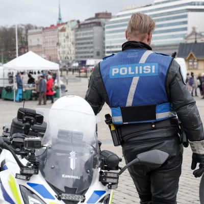 Moottoripyöräpoliisi.
