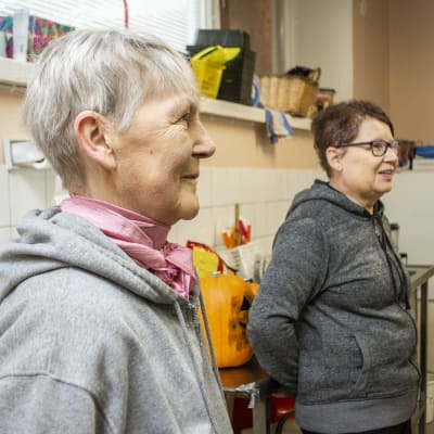 Eeva Huuskonen ja Merja Vehviläinen auttamassa ruuanjako tilaisuudessa Suonenjoella
