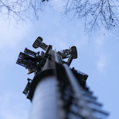 5g tukiasema telemastossa Helsingin Paloheinässä.