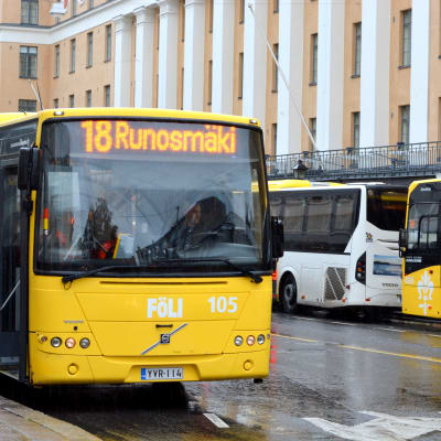 Bussar på Slottsgatan i Åbo. 