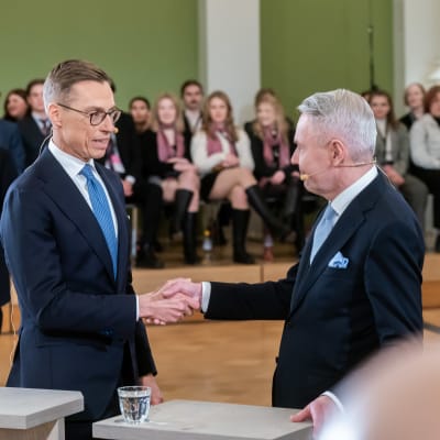Två män, Alexander Stubb och Pekka Haavisto, skakar hand efter presidentvalet i februari 2024.
