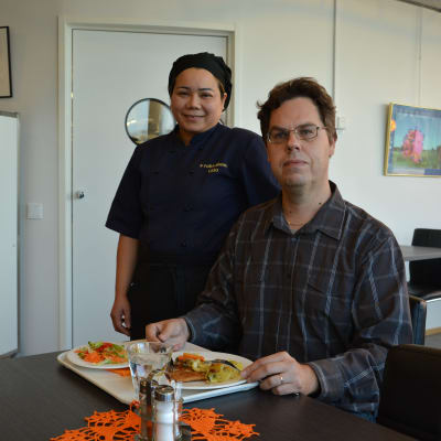 Joakim Snickars och Udomrak Yodkaew på en lunchrestaurang