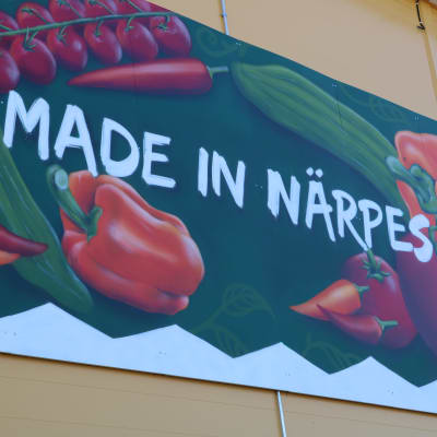 En skylt med tomater, paprikor och gurkor samt en text som lyder: Made in Närpes.
