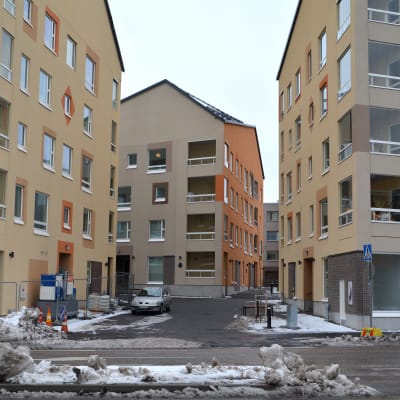 Stort byggnadsområde med färgfulla fasader.