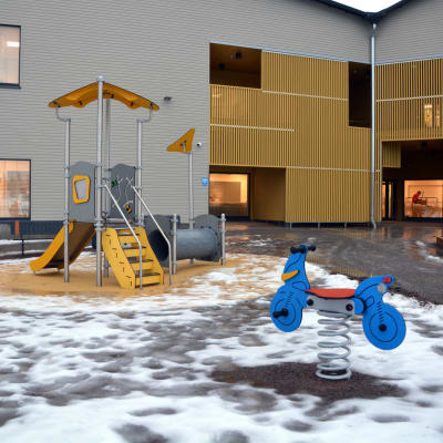 Daghemsgård med rutschkana och gunghäst,