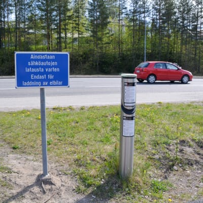skylt som visar att här finns laddningsstation för elbil