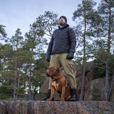 Ammattinyrkkeilijä Robert Helenius ja hänen koiransa omassa mökkirannassa Ahvenanmaalla.