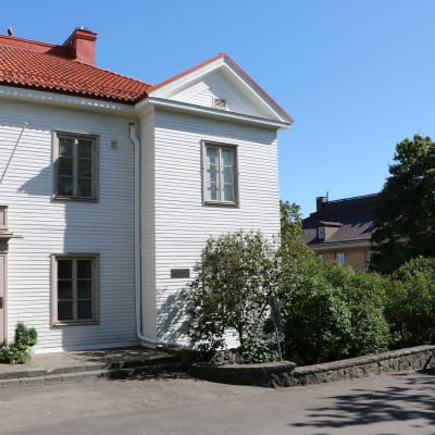 Vit träbyggnad i två våningar.