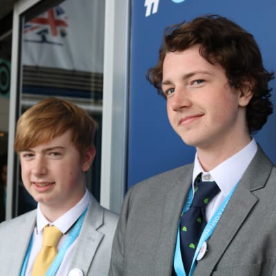 Bild på två unga konservativa partimedlemmar i Storbritannien.