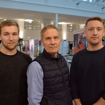 Byggstuderande Dennis Nyman och Matheus Södergård tillsammans med lärare Leif Östman.