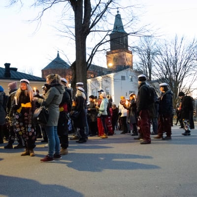Studenter med ljus i handen i ett fackeltåg.