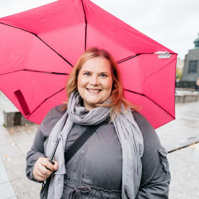 Kati Enkvist står under ett paraply på torget i Vasa