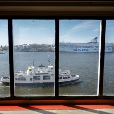 Tallink Siljan liikennöimä matkustaja-autolautta M/S Silja Serenade  Helsingin Eteläsataman laiturissa, kuvattuna Viking Line -risteilylaivan sisältä.