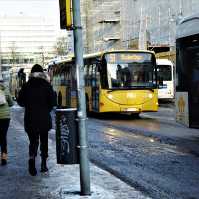 Gul Föli-buss i Åbo på auragatan påväg till Studentbyn.
