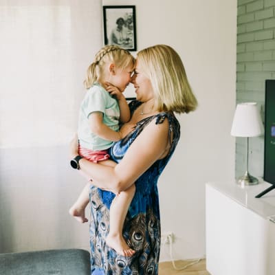 Laura Arrhenius ja tytär Helmi, 2,5v, leikkivät kotona.