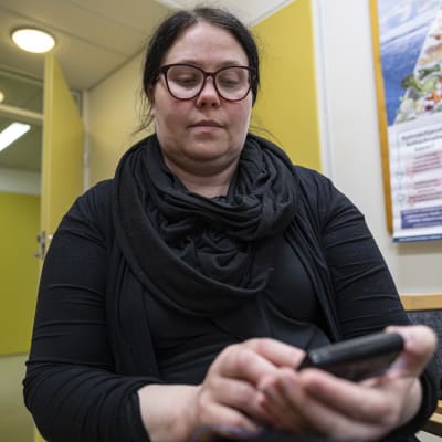 Hanna Horma pitää kädessään insuliinipumppua.