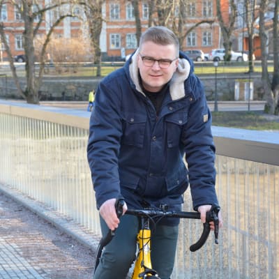 Oscar Sigfrids sitter på sin gula cykel. 