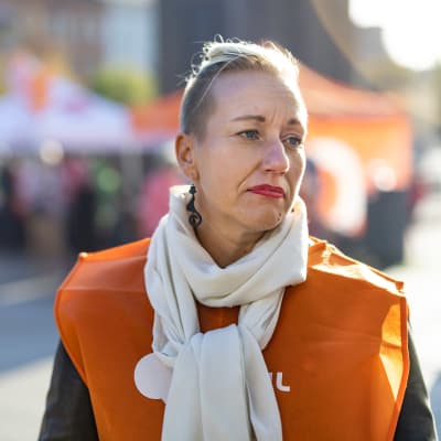 Porträttfoto av kvinna i orange väst